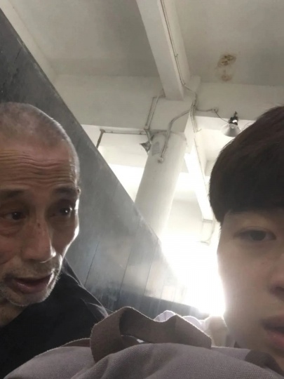 《2019年去看他;2020去的时候发现他不在了》(细节) 照片,2020
“2018年,我在广州的一个客运站偶遇了一位流浪者,
从而开启了一段从陌生到深厚友谊的旅程。
从陌生到熟悉,我们之间发生了许多有趣而难忘的故事。”
《2019年去看他;2020去的时候发现他不在了》(细节) 照片,2020
“2018年,我在广州的一个客运站偶遇了一位流浪者,
从而开启了一段从陌生到深厚友谊的旅程。
从陌生到熟悉,我们之间发生了许多有趣而难忘的故事。”