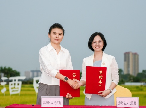 丽江市古城区政府党组成员、副区长唐天浩 （左）和 蕉岭县委常委、县政府党组成员、副县长王映萍（右）
