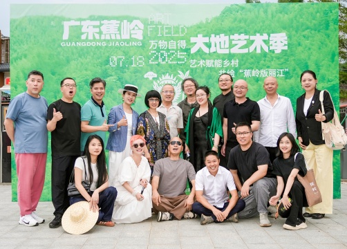 考察艺术家与艺术季主创团队合影

