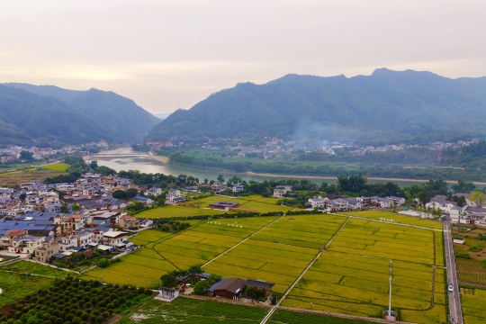 蕉岭米香中心和石窟河
