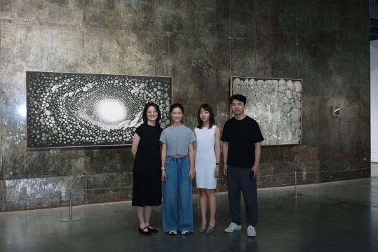 展览现场嘉宾合影
展览现场嘉宾合影