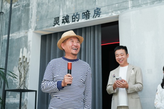 艺术家温普林为展览致辞
艺术家温普林为展览致辞