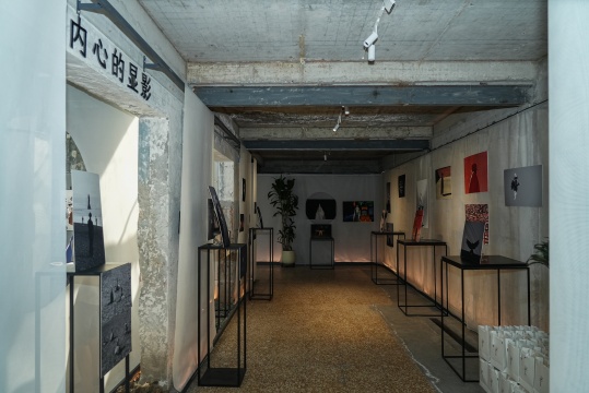 「一种必要的暗度:练习看见的第五年」邱随灵首次个展,用镜头写下的青春期独白 「一种必要的暗度:练习看见的第五年」邱随灵首次个展,用镜头写下的青春期独白