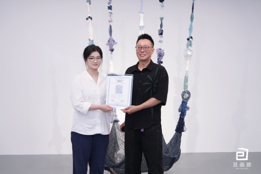 画廊主理人李征先生为艺术家李硕涵颁发馆藏证书
画廊主理人李征先生为艺术家李硕涵颁发馆藏证书