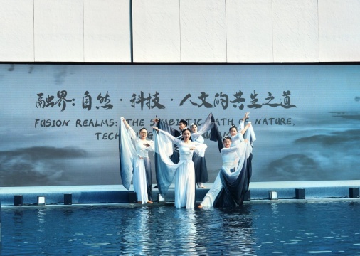 开场表演《鹤舞》,图片来源:轻松一点
开场表演《鹤舞》,图片来源:轻松一点