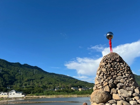 
陈文令《平衡之巅》

高450cm，雕塑、石头装置，2025

