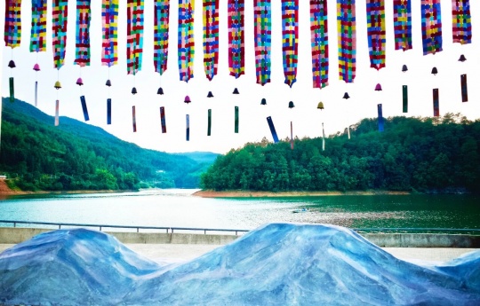 成卓《回响》

600 × 300 × 60cm，不锈钢框架、当地村民的衣物、风铃、泡沫塑料、水泥漆，2025
