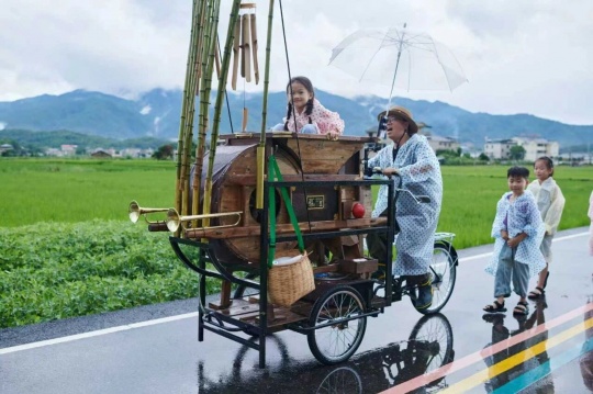 刁勇（不是美术馆）《稻田里的谷风兽》
行为，装置：金属，电机，酒水等综合材质
