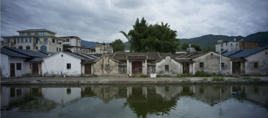 何崇岳《风水蕉岭》（共7件）
150×375cm，打印哈内穆勒Barytas收藏级相纸，2025
