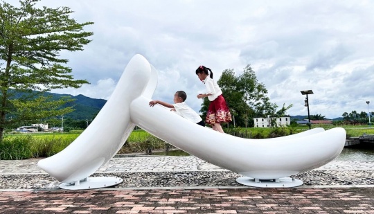 黄海波《汉字乐园— 人》
415×100×185cm，装置，2025
