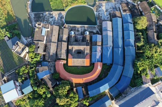 麻进《蕉岭的神隐—蕉喜喜》

尺寸可变，综合材料，2025
