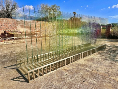 曾曦《视网膜·彩虹雨》

500 × 104 × 180cm，丝网玻璃上色、钢化玻璃、不锈钢，2025

作品赞助：佛山钢成壹品金属制品有限公司
