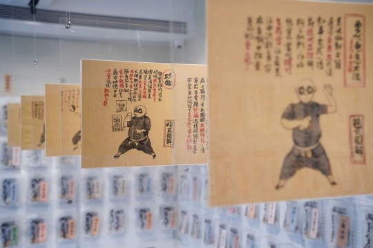 01小组（陈荣彬，梁链喜）《当代龟息大法：逆练长生图鉴》

80 x 60 cm，笔墨、宣纸等，2025
