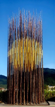 张琪凯《金蚀竹隙》

300×300×700cm，装置作品：紫竹，铁，金箔柒，2025

