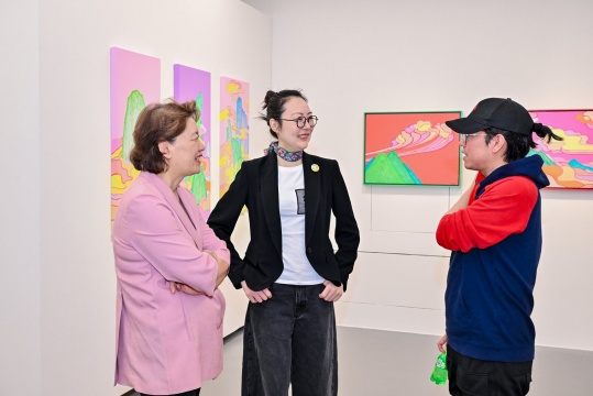 画廊创始人 柔强女士(左一)
 画廊创始人 柔强女士(左一)