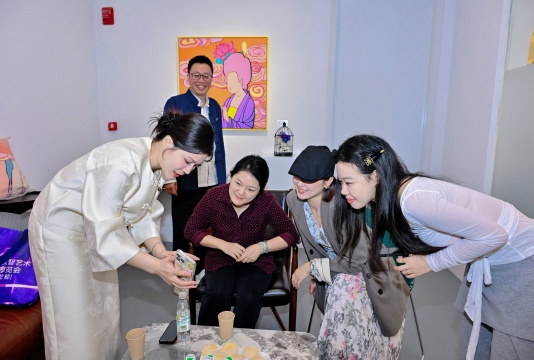 文化和旅游部海外文化设施建设管理中心 中外文化和旅游交流中心 
展览部负责人 陈澄女士(左二)陈澄女士 与嘉宾互动分享心得
 文化和旅游部海外文化设施建设管理中心 中外文化和旅游交流中心 
展览部负责人 陈澄女士(左二)陈澄女士 与嘉宾互动分享心得