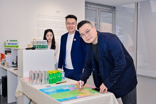 北京巅峰广艺餐饮管理有限公司的法定代表人及执行董事
北京巅峰广艺画室创始人,校长 王越先生
 北京巅峰广艺餐饮管理有限公司的法定代表人及执行董事
北京巅峰广艺画室创始人,校长 王越先生