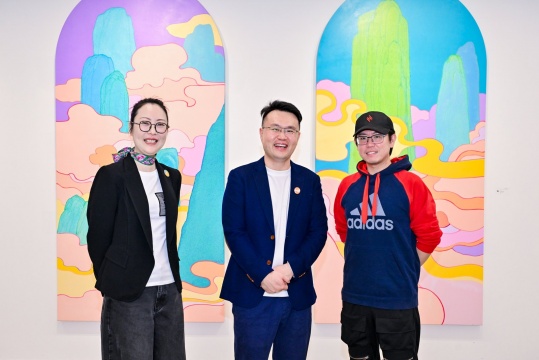 青年策展人 谢天(右)
 青年策展人 谢天(右)