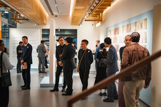 中法环境月东北站：开幕仪式现场嘉宾参观展览
