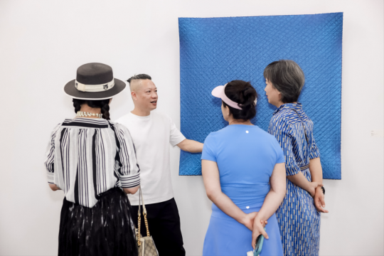 艺术家陈彧凡(左二)为现场嘉宾介绍作品
 艺术家陈彧凡(左二)为现场嘉宾介绍作品