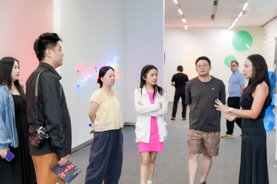 出品人王妮莉女士(右一)为嘉宾介绍展览理念
 出品人王妮莉女士(右一)为嘉宾介绍展览理念