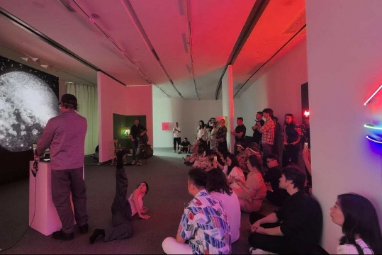 展览开幕现场的跨界表演:法国摄影师Alexandre Dupeyron(左)的实时摄影、低音提琴手Thomas Julienne(中)的即兴音乐与中国舞蹈艺术家彦琳(右)的肢体剧场,共同构建了一个融合影像、声音与舞蹈的多元感官场域
 展览开幕现场的跨界表演:法国摄影师Alexandre Dupeyron(左)的实时摄影、低音提琴手Thomas Julienne(中)的即兴音乐与中国舞蹈艺术家彦琳(右)的肢体剧场,共同构建了一个融合影像、声音与舞蹈的多元感官场域