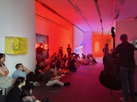 法国摄影师Alexandre Dupeyron(左)与低音提琴手Thomas Julienne(右)在展览开幕现场进行跨界表演
 
 法国摄影师Alexandre Dupeyron(左)与低音提琴手Thomas Julienne(右)在展览开幕现场进行跨界表演