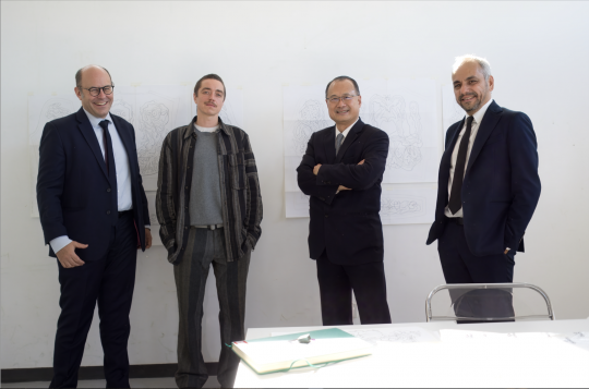           从左至右: 法国驻华大使馆文化教育合作参赞艾文鸿(Florent AYDALOT)，法国艺术家罗伊·科恩克（Roy Köhnke)，蔡冠 深基金会主席蔡冠深博士、巴黎东京宫总裁纪尧姆·德桑热（Guillaume Désange）

 
