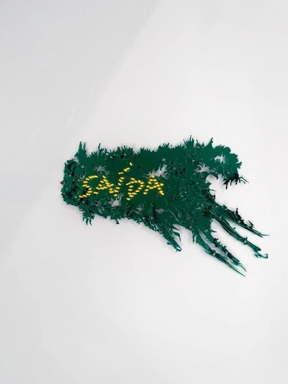 黄美婷 《Saida（出口）》 50×35×7cm

镜面亚克力、二极管灯泡、电源 2025

作品图由艺术家提供
