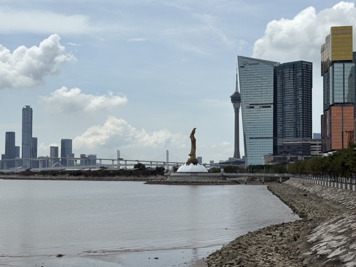 观音像正对着博彩酒店美高梅

摄影：罗颖
