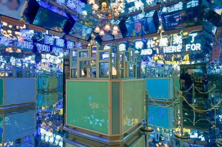 宋冬 《非问非答》 尺寸可变 参与性装置

边检柜台、吊灯、霓虹灯、牌匾、电视、护照牌等综合媒材 2025

澳门艺术博物馆展览现场

摄影：王程琛

 
