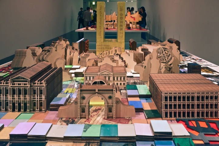 薛峰 《两个澳门》（局部） 244×244×6cm×4 装置 2025

澳门艺术博物馆展览现场

摄影：王程琛
