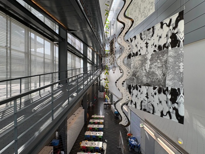 毕蓉蓉 《缠枝与茛苕》 尺寸可变

装置 织物、金属、丙烯等 2025

澳门艺术博物馆展览现场

摄影：罗颖

 
