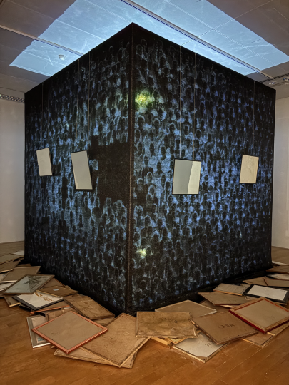 毛同强 《负片·辨识》 尺寸可变 影像装置 2025
澳门艺术博物馆展览现场

摄影：罗颖

 
