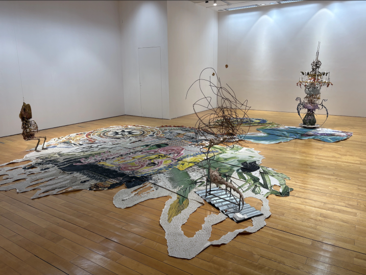 黄咏瑶 《内经图 I：折叠、枢纽与迷宫》 尺寸可变 铜、混凝纸浆（包含中葡报纸、混凝土、颜料、夯土物料等）、钢筋、咸鱼、腊肠、综合媒材 2025

澳门艺术博物馆展览现场

摄影：罗颖

 
