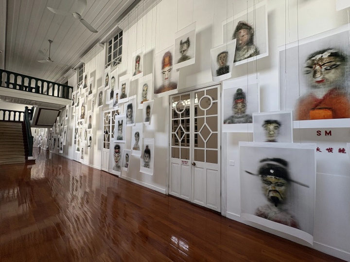 安·汉密尔顿 《借来之手》 装置

图片、木雕、 声音、综合材料 2025

摄影：罗颖
