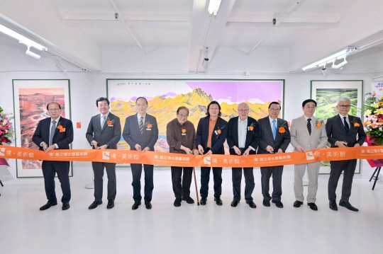 嘉宾为展览剪彩
 嘉宾为展览剪彩