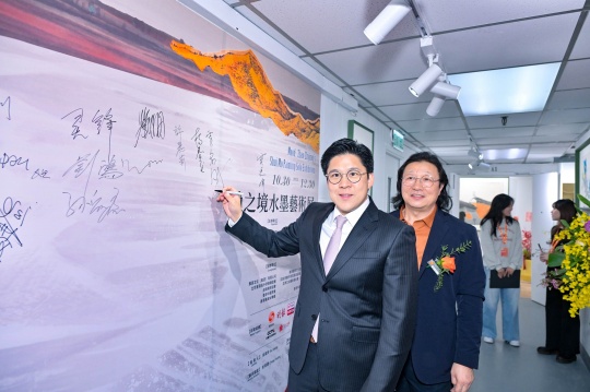 霍启刚主席到场参观展览
 霍启刚主席到场参观展览