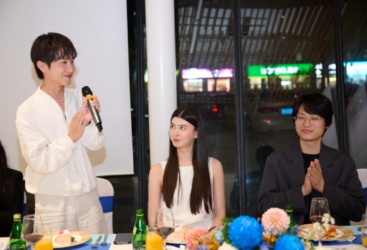 覃云当代视觉艺术展《相•200万》之肌肤上的宇宙