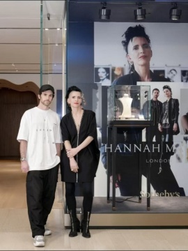 汉娜·马丁与“莓男“
图片来源：苏富比
