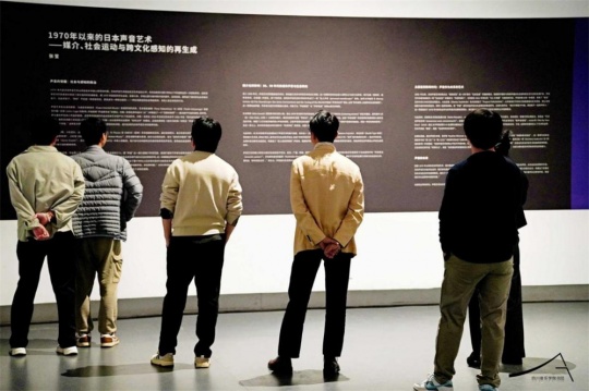 文献墙前的观众驻足观看
