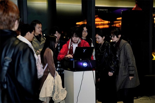 现场观众体验声音交互装置
