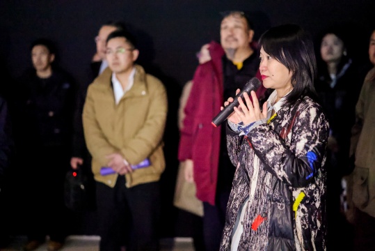 花间集联合创始人毛秀为来宾进行现场导览
