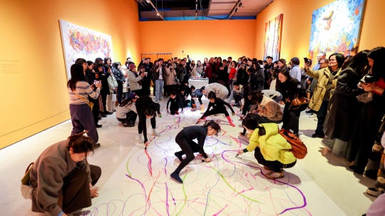 来自壹舞天真的小舞者们带来行为舞蹈与涂鸦互动环节，并邀请来宾进行艺术共创
