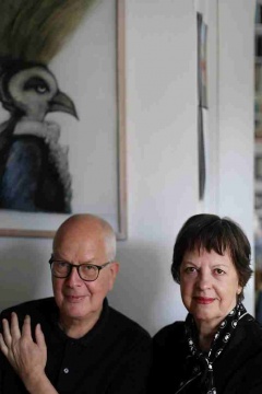 2026年，安杰伊·克里莫夫斯基（左）与妻子达努西亚·谢尔巴（Danusia Schejbal，右）在伦敦家中，©️Dominik Klimowski
