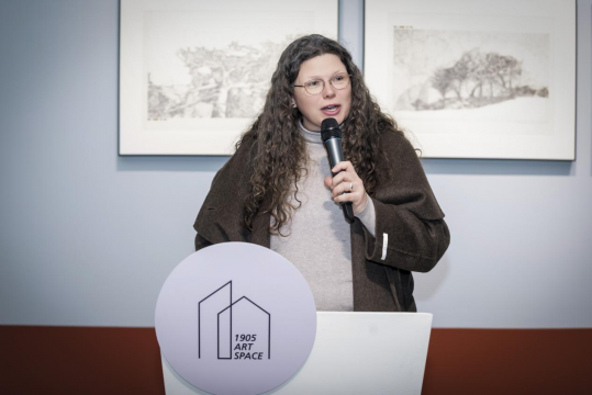 《形色之间》开幕现场，法国驻沈阳总领事馆文化、教育、科技合作领事夏莱娜（Charlène Mwepu-Bros）致辞
