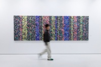 画屏艺术空间新展启幕，在范江的“问时”中感知时间与生命的艺术对话,谢天