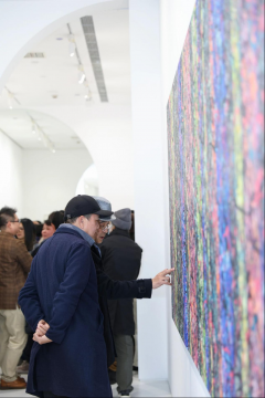 画屏艺术空间新展启幕，在范江的“问时”中感知时间与生命的艺术对话
