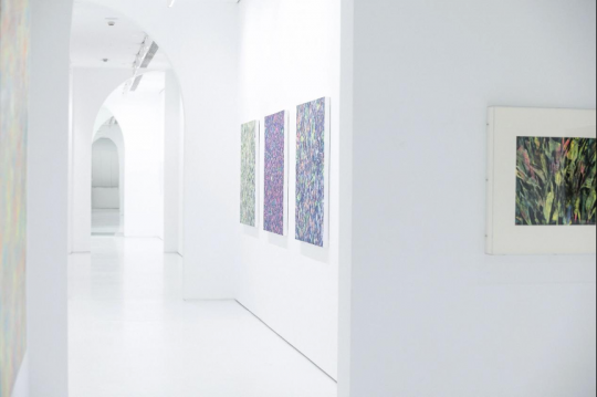 画屏艺术空间新展启幕，在范江的“问时”中感知时间与生命的艺术对话