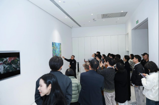 画屏艺术空间新展启幕，在范江的“问时”中感知时间与生命的艺术对话